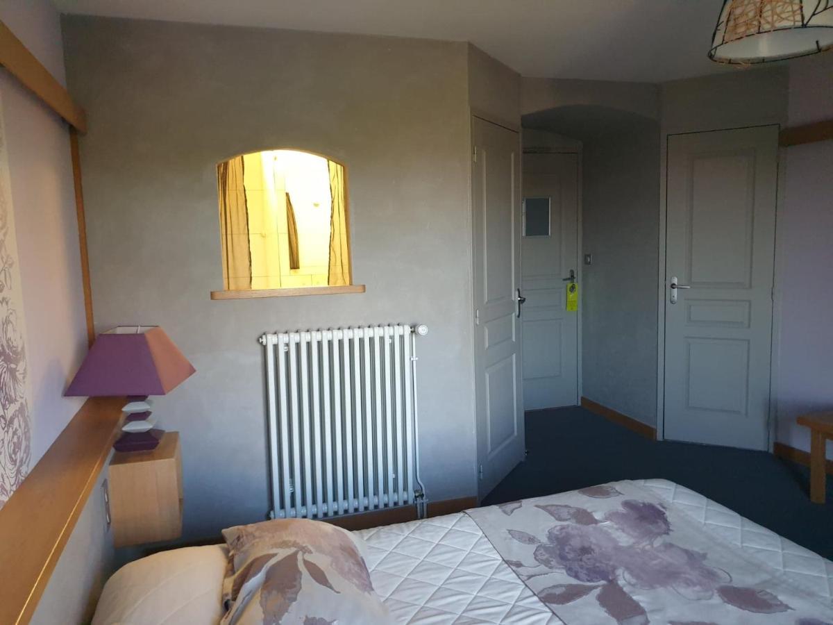 Logis Hotel Restaurant & Spa Les Remparts Salers Exterior foto