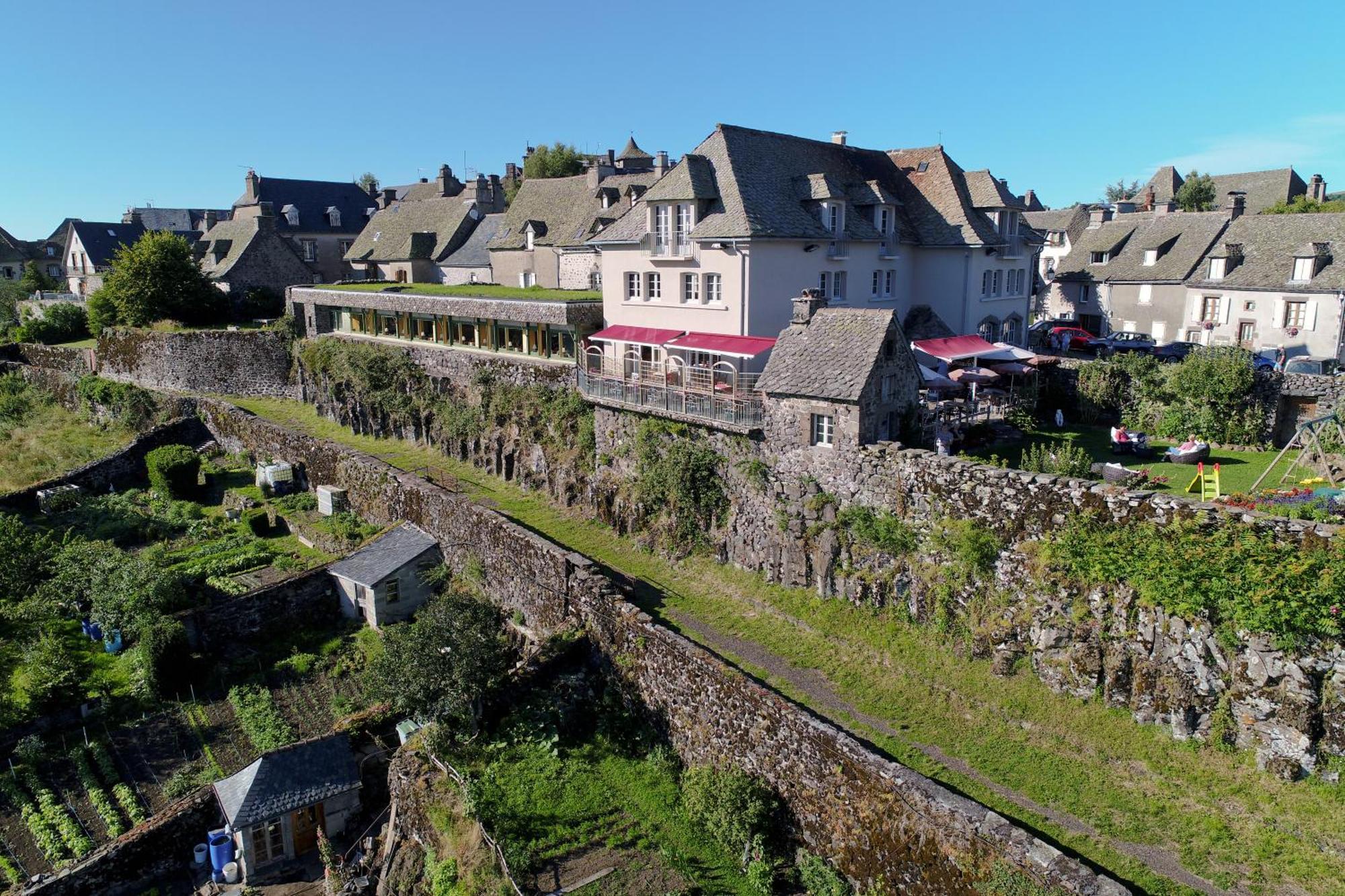 Logis Hotel Restaurant & Spa Les Remparts Salers Exterior foto