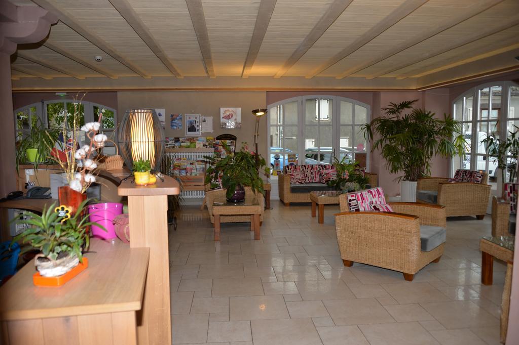 Logis Hotel Restaurant & Spa Les Remparts Salers Exterior foto