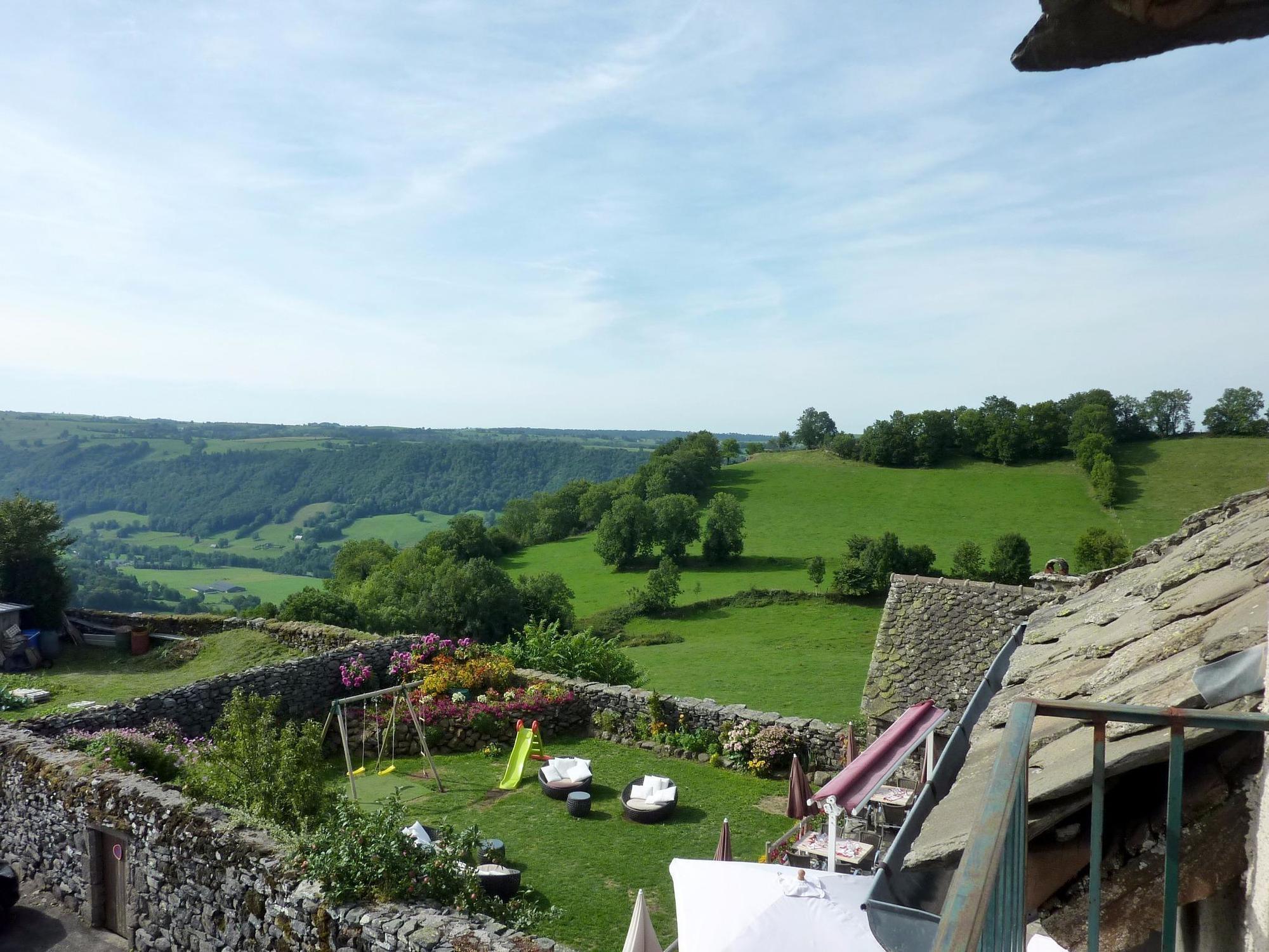 Logis Hotel Restaurant & Spa Les Remparts Salers Exterior foto